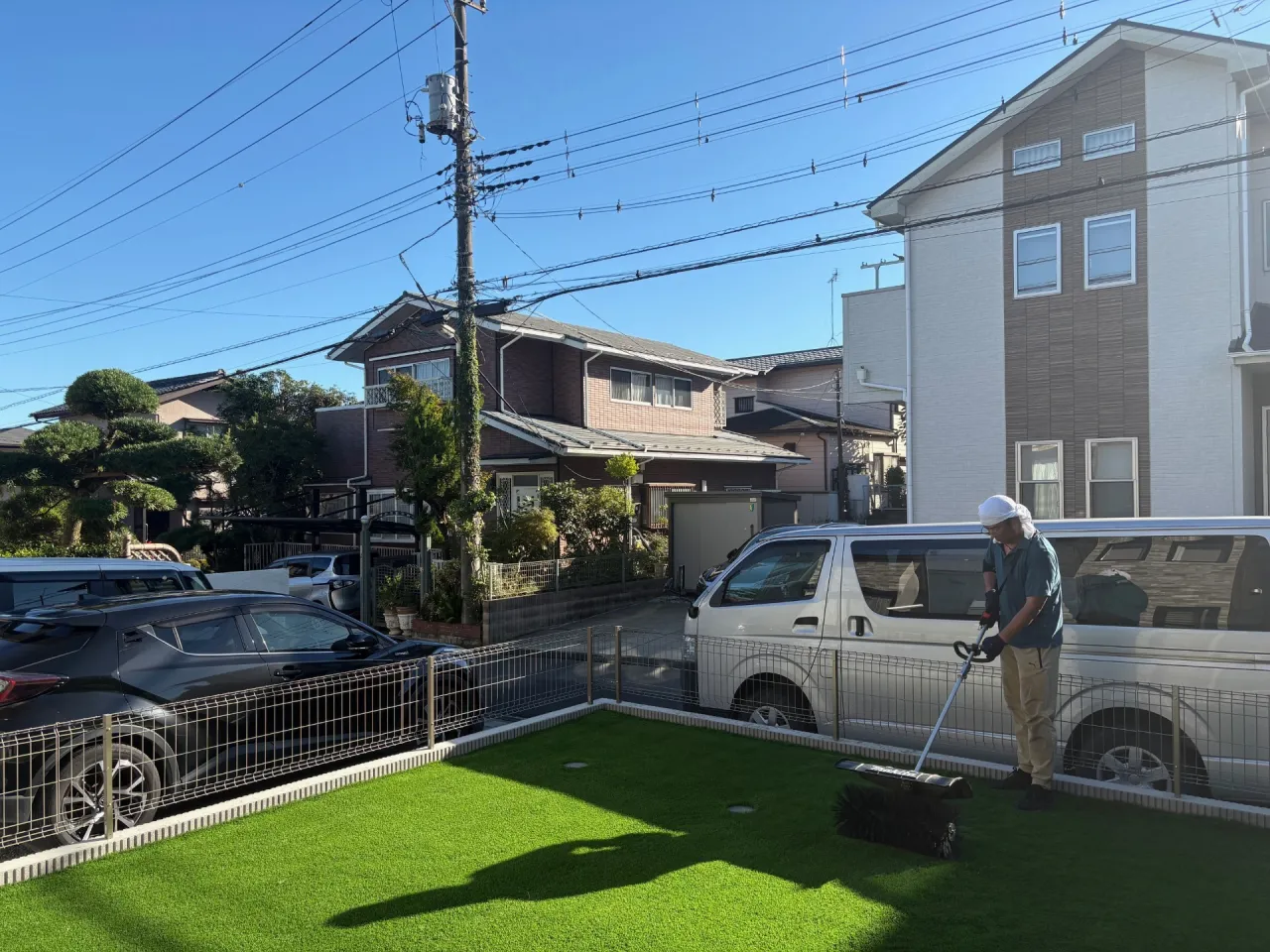 仕上げにブラッシングして芝葉を起こしてあげます