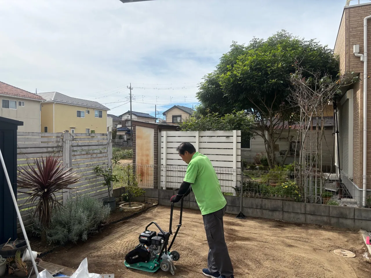 転圧・整地して下地を丁寧に整えます
